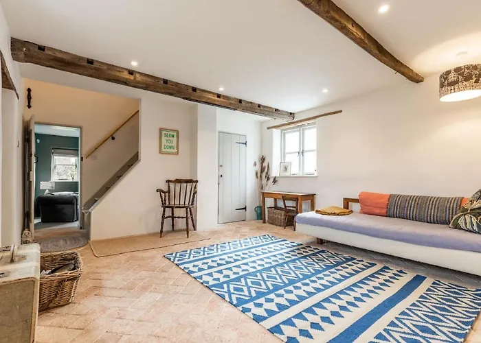 Host & Stay - White End